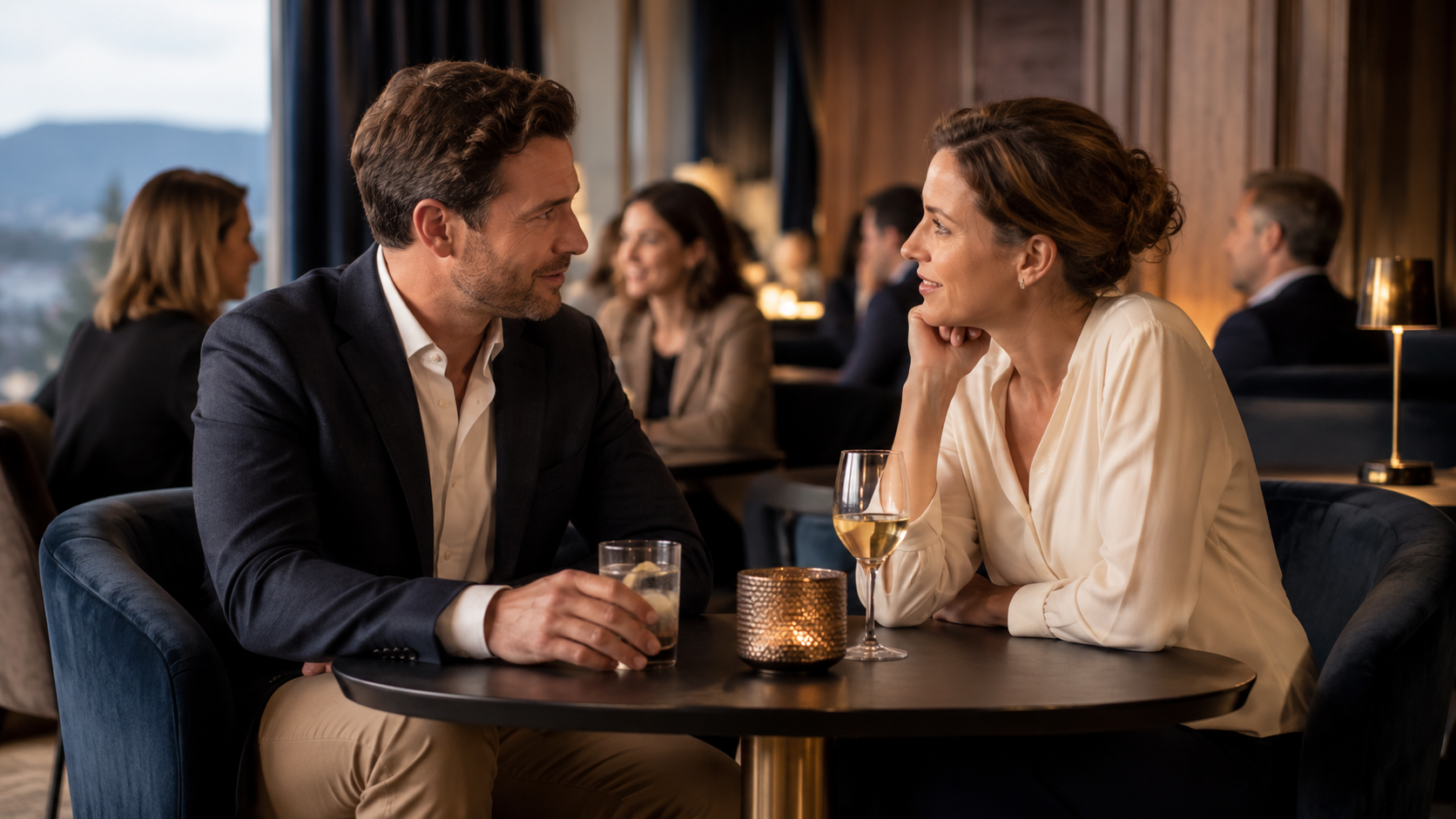 Singles im persönlichen Gespräch bei einem strukturierten Affinea Event in Zürich